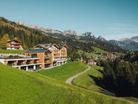 Dalla webcam il Latemar è bello, ma dal vivo è un sogno! Hotel moderno in collina con vista sulle montagne innevate e foresta verde