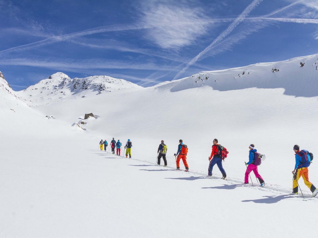 Passeggiate invernali in Val di Fassa: Hotel Latemar Gruppo di escursionisti con abbigliamento colorato sulla neve in montagna