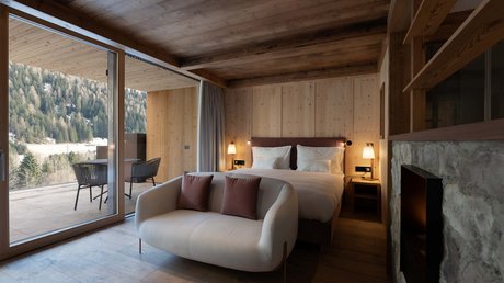 Meteo, Moena, Soraga, Latemar: tutto nella nostra gallery Camera da letto in legno con divano, letto matrimoniale e vista sul bosco
