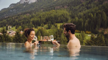 Meteo, Moena, Soraga, Latemar: tutto nella nostra gallery Coppia che beve vino in piscina con vista sulle montagne