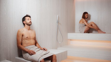 Meteo, Moena, Soraga, Latemar: tutto nella nostra gallery Uomo e donna rilassati in sauna con asciugamani chiari