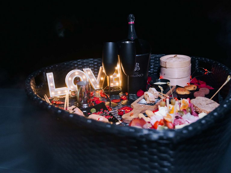 Val di Fassa in estate o inverno? Il relax non ha tempo! Cesto romantico con vino, cibo e luci a forma di LOVE