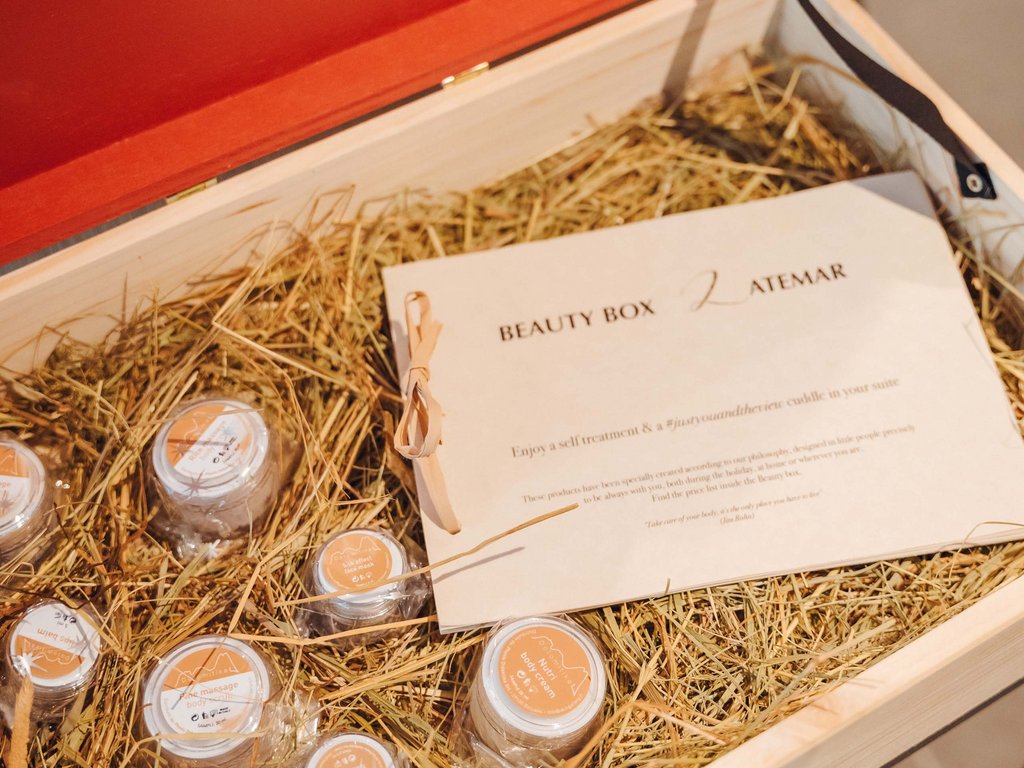 Albergo in Trentino vicino a Moena: Hotel Latemar Beauty box con prodotti per la cura del corpo in una scatola di legno con fieno
