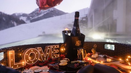 Meteo, Moena, Soraga, Latemar: tutto nella nostra gallery Cena romantica con cibo, champagne e luce LOVE in montagna