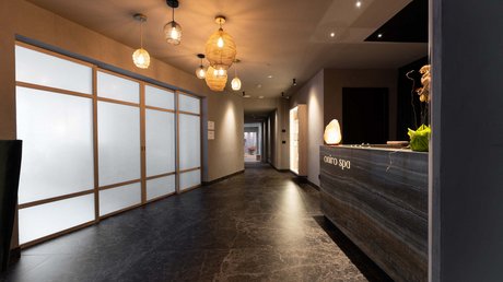 Meteo, Moena, Soraga, Latemar: tutto nella nostra gallery Ingresso moderno e accogliente di una spa con luci soffuse e bancone