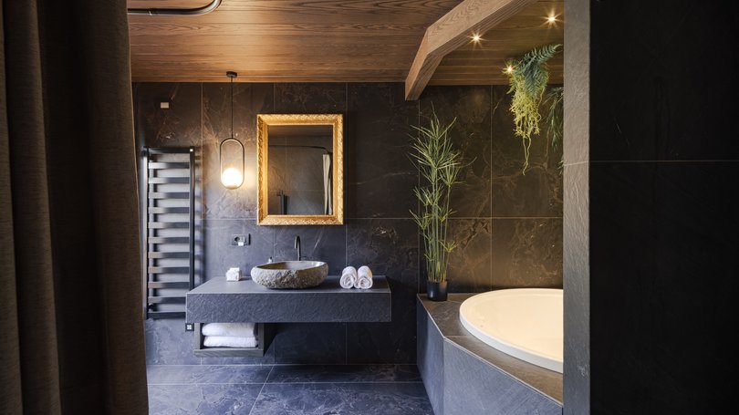 Moena, alberghi da sogno, panorama? C’è l’Hotel Latemar! Bagno moderno con vasca rotonda, lavabo in pietra e piante verdi