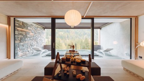 Meteo, Moena, Soraga, Latemar: tutto nella nostra gallery Interno moderno con tavolo da pranzo e vista su piscina e foresta