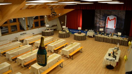 Meteo, Moena, Soraga, Latemar: tutto nella nostra gallery Sala evento con tavoli apparecchiati e buffet in preparazione per una festa