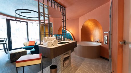 Meteo, Moena, Soraga, Latemar: tutto nella nostra gallery Interno di una stanza hotel con vasca idromassaggio e area living moderna