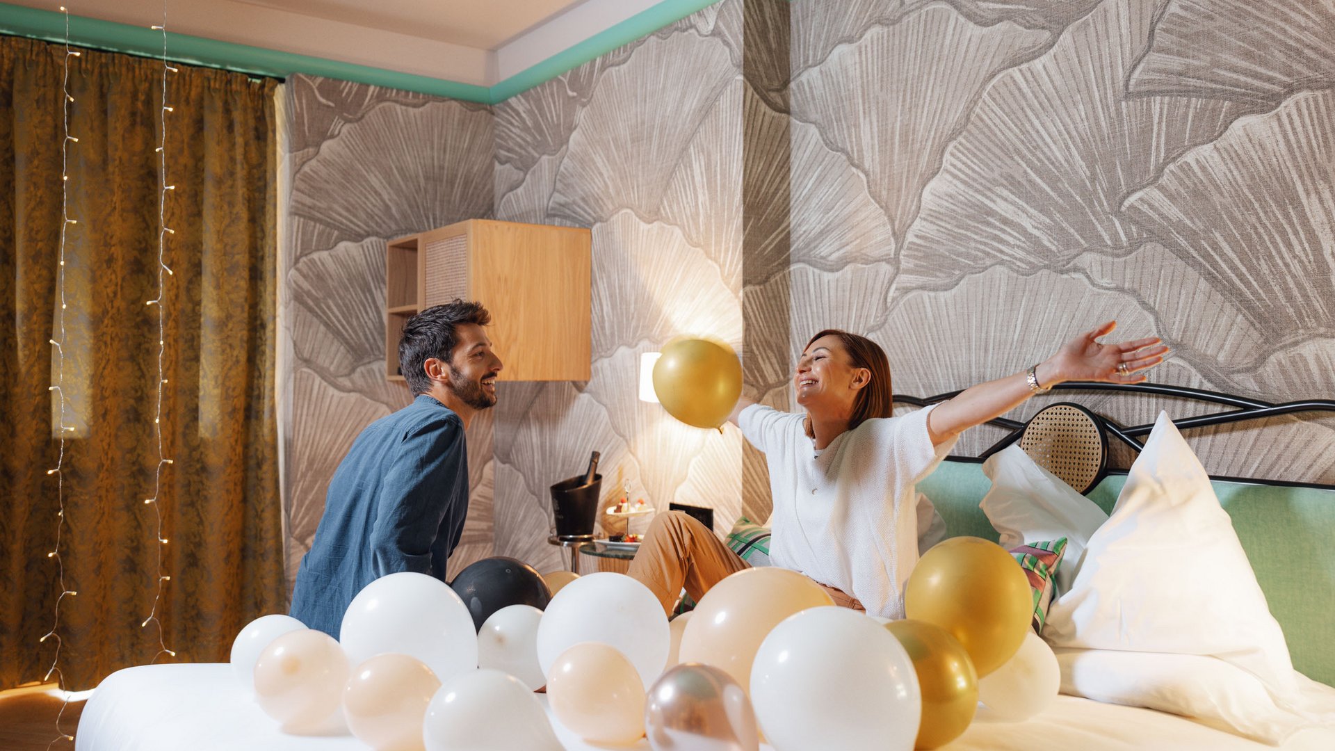 Dalla webcam il Latemar è bello, ma dal vivo è un sogno! Coppia felice gioca con palloncini sulla grande camera da letto.