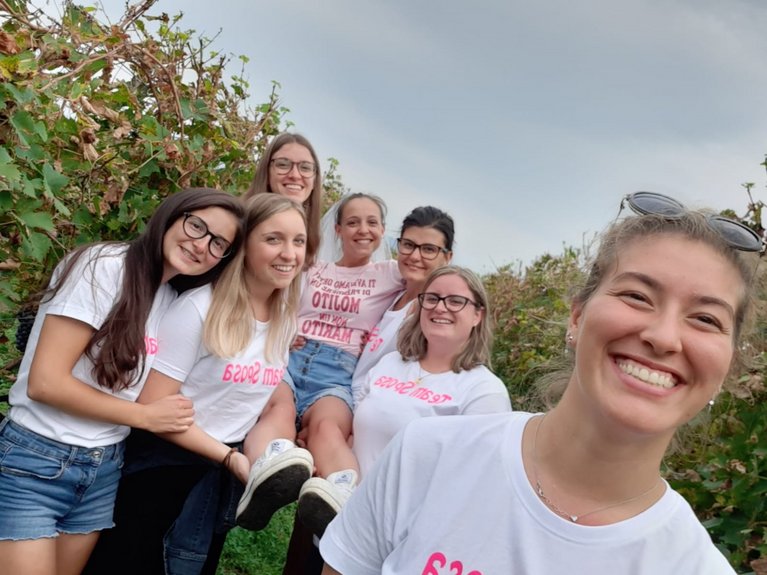 La pista ciclabile in Val di Fassa? C’è molto di più! Gruppo di sette donne sorridenti in magliette bianche all'aperto