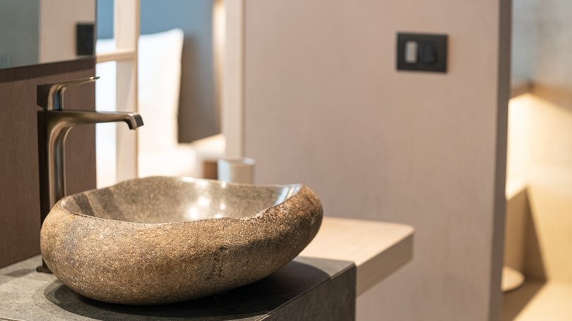 Moena, alberghi da sogno, panorama? C’è l’Hotel Latemar! Lavabo moderno in pietra naturale in bagno minimalista