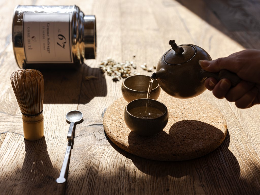 Ristorante gourmet in Val di Fassa: il Mirage al Latemar Tè versato in tazze di ceramica con accessori per tè giapponese