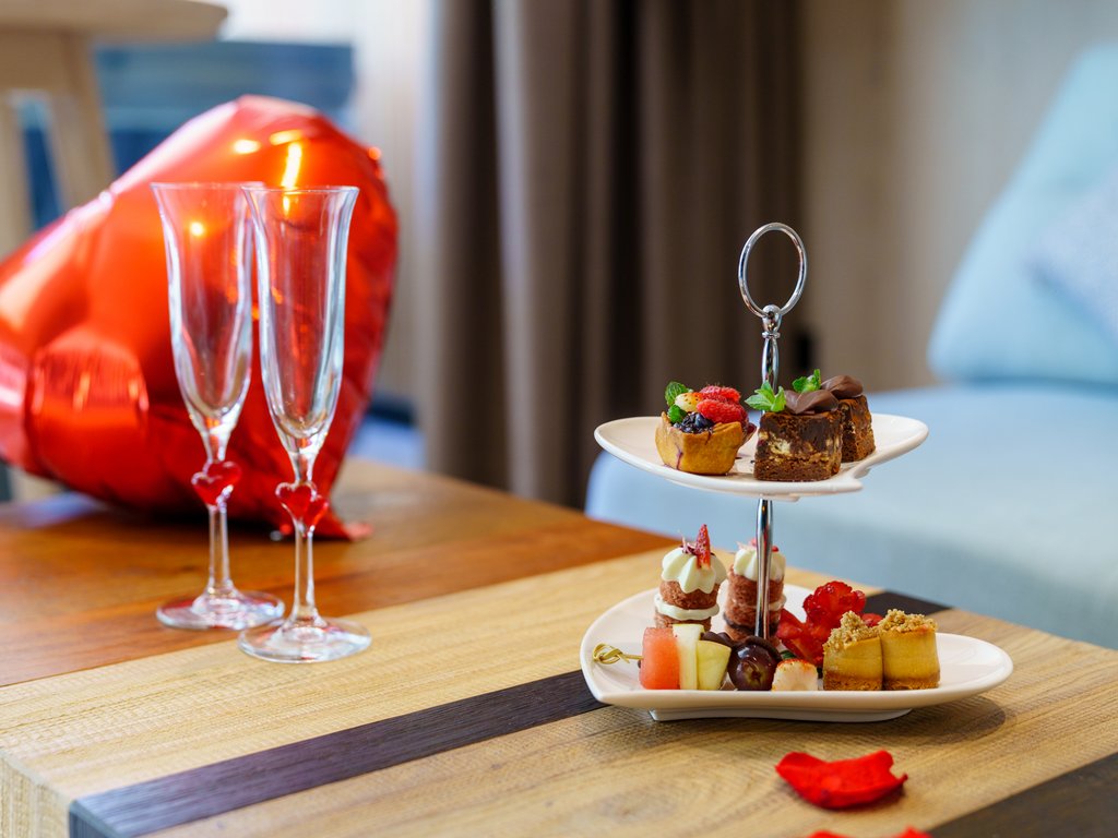 Dalla webcam il Latemar è bello, ma dal vivo è un sogno! Vassoio a due piani con dolcetti e palloncino a forma di cuore rosso