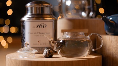 Meteo, Moena, Soraga, Latemar: tutto nella nostra gallery Set per tè con teiera di vetro e contenitore di tè su superficie in legno