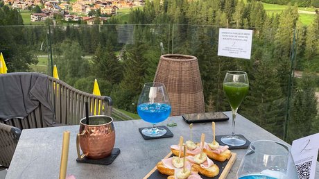 Meteo, Moena, Soraga, Latemar: tutto nella nostra gallery Tavolo con aperitivi e antipasti con vista sulle montagne e villaggio