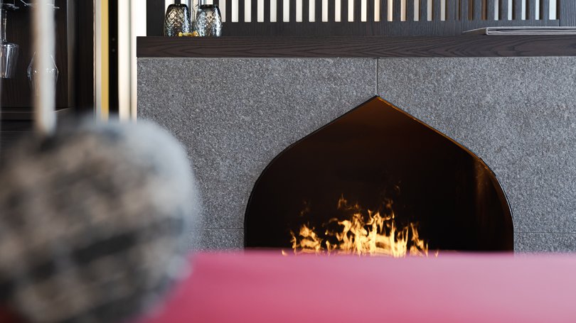 Moena, alberghi da sogno, panorama? C’è l’Hotel Latemar! Camino moderno acceso con design minimalista e oggetti decorativi