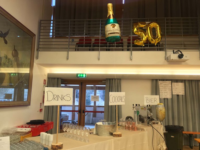 Dalla webcam il Latemar è bello, ma dal vivo è un sogno! Banco bar con segni di bevande, cocktail e birra per festa 50 anni