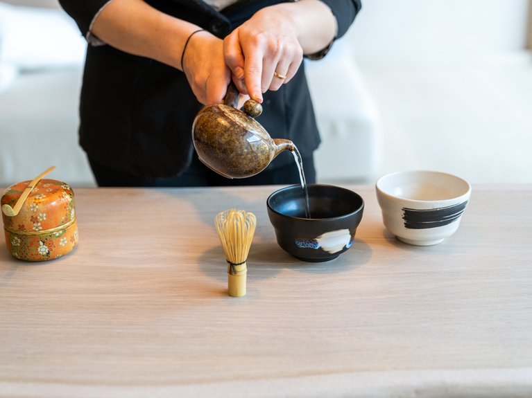 Val di Fassa in estate o inverno? Il relax non ha tempo! Versare acqua calda in una ciotola per preparare il tè