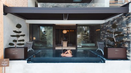 Meteo, Moena, Soraga, Latemar: tutto nella nostra gallery Coppia abbracciata in una piscina privata all'aperto di un hotel moderno