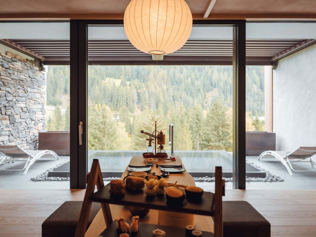 A Soraga il meteo è sempre ottimo per un Day Spa! sala da pranzo con vista su piscina e foresta attraverso una grande finestra