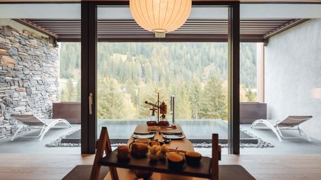 Meteo, Moena, Soraga, Latemar: tutto nella nostra gallery sala da pranzo con vista su piscina e foresta attraverso una grande finestra