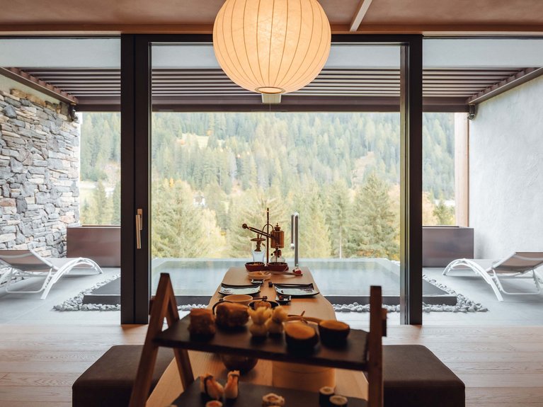 Hotel Latemar mit Dolomitenblick Esszimmer mit Blick auf Pool und Wald durch ein großes Fenster