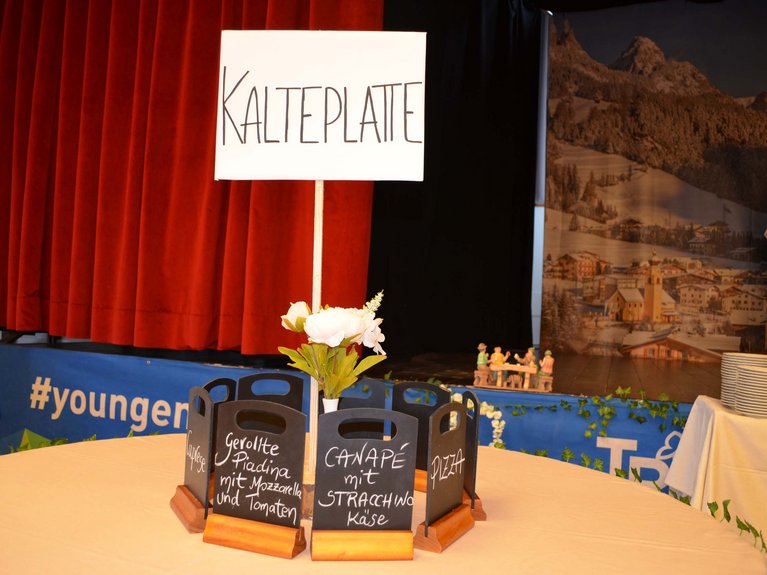 Dalla webcam il Latemar è bello, ma dal vivo è un sogno! Tavolo con cartello Kalteplatte e menu su lavagnette