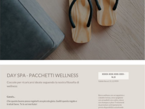 Sulla pista ciclabile, da Moena alla vostra oasi romantica Infradito di legno su pavimento vicino a divano nel contesto spa hotel Latemar