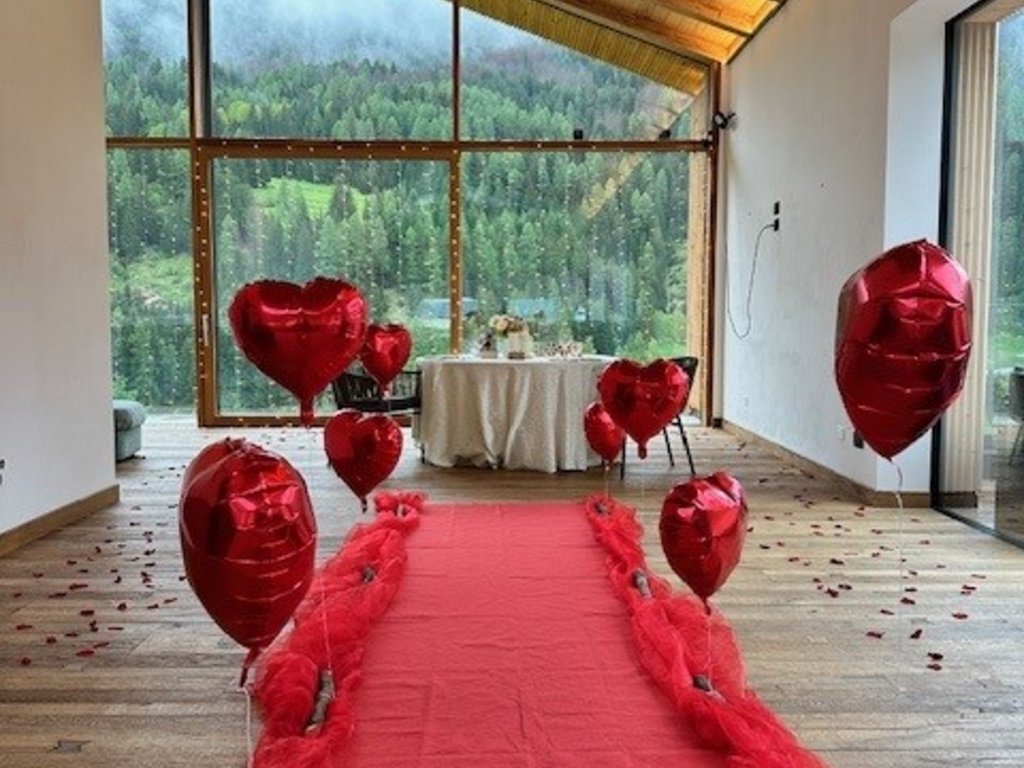 Dalla webcam il Latemar è bello, ma dal vivo è un sogno! Allestimento romantico interno con palloncini a forma di cuore e vista montagna