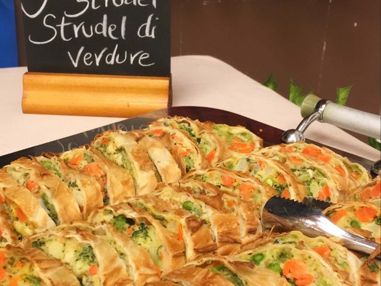 Dalla webcam il Latemar è bello, ma dal vivo è un sogno! Strudel di verdure affettato su un vassoio