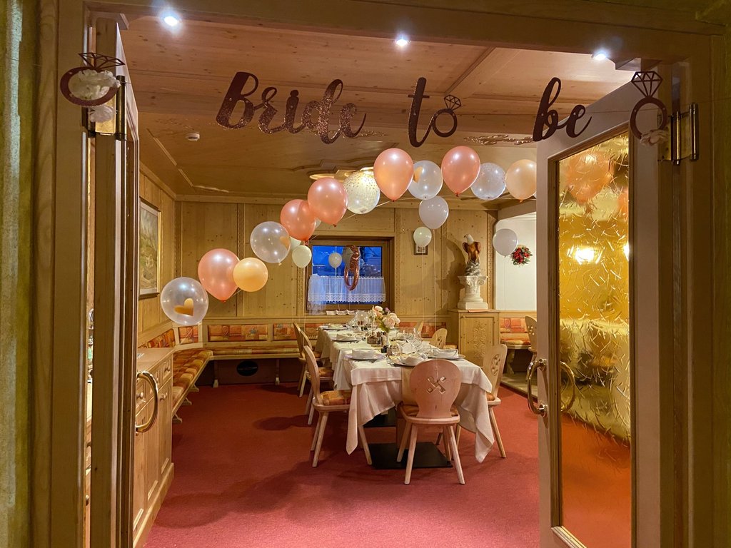 Dalla webcam il Latemar è bello, ma dal vivo è un sogno! Sala con decorazioni e palloncini per festa di addio al nubilato