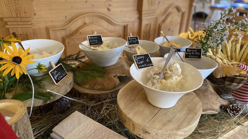 La pista ciclabile in Val di Fassa? C’è molto di più! Varie creme di burro aromatizzate in ciotole con segnalini di etichette