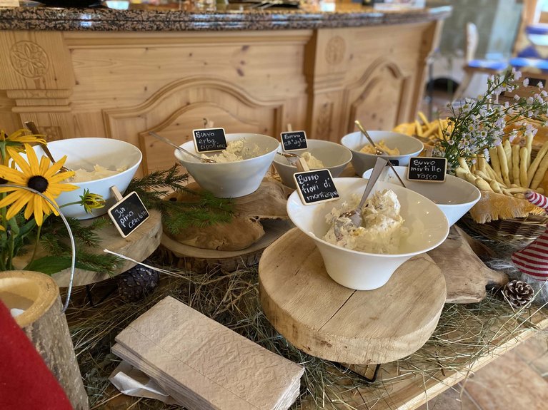 La pista ciclabile in Val di Fassa? C’è molto di più! Varie creme di burro aromatizzate in ciotole con segnalini di etichette