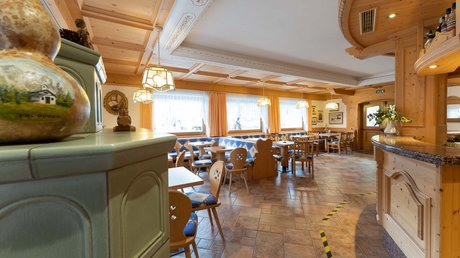 Meteo, Moena, Soraga, Latemar: tutto nella nostra gallery Sala da pranzo accogliente con mobili in legno e sedie imbottite blu