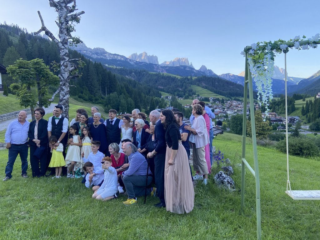 Dalla webcam il Latemar è bello, ma dal vivo è un sogno! Gruppo di persone in posa per foto in un prato con montagna sullo sfondo