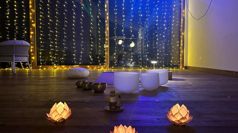 Escursioni da Moena e molto altro: il nostro programma Stanza per meditazione con luci soffuse e candele a forma di fiore