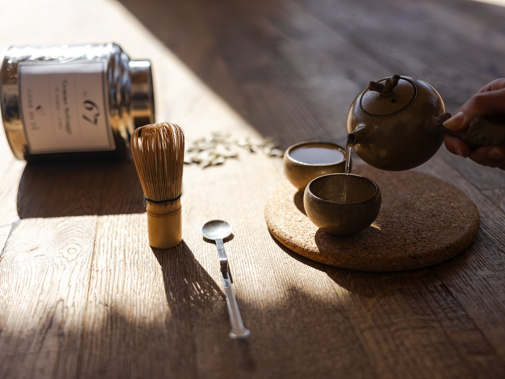 Val di Fassa e ciclabile: da ammirare dal cocktail & tea bar Tè caldo che viene versato in tazze con strumenti per tè su un tavolo di legno