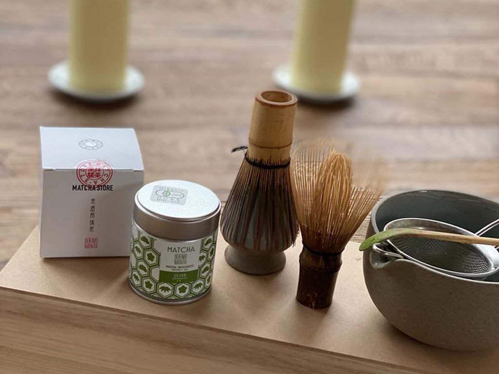 Val di Fassa e ciclabile: da ammirare dal cocktail & tea bar Set per tè matcha con frusta, barattolo, colino e ciotola su tavolo di legno