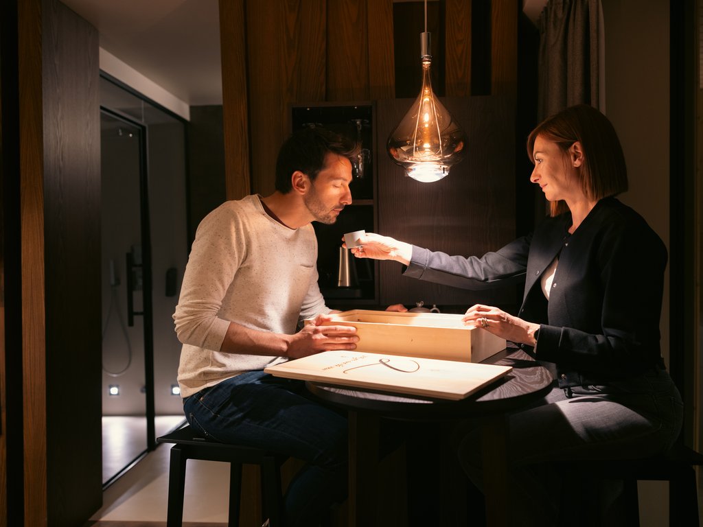 Val di Fassa e ciclabile: da ammirare dal cocktail & tea bar Coppia che beve caffè da tazzina in un ambiente interno moderno