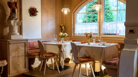 Meteo, Moena, Soraga, Latemar: tutto nella nostra gallery Salotto in legno con tavoli apparecchiati e grandi finestre arcuate