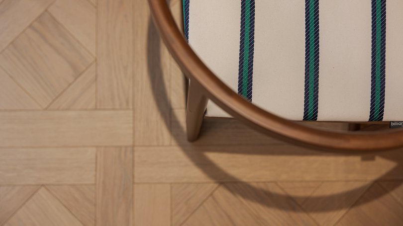 Moena, alberghi da sogno, panorama? C’è l’Hotel Latemar! Sedia di legno con tessuto a righe blu e verde su pavimento in parquet