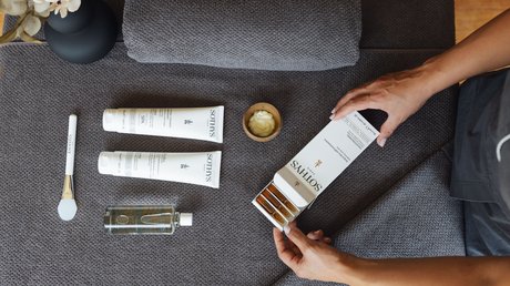 Meteo, Moena, Soraga, Latemar: tutto nella nostra gallery Prodotti Sothys e asciugamani grigi disposti su un telo spa