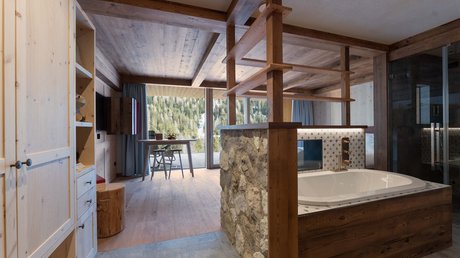 Meteo, Moena, Soraga, Latemar: tutto nella nostra gallery Interno di una stanza in legno con vasca da bagno e vista sulla montagna