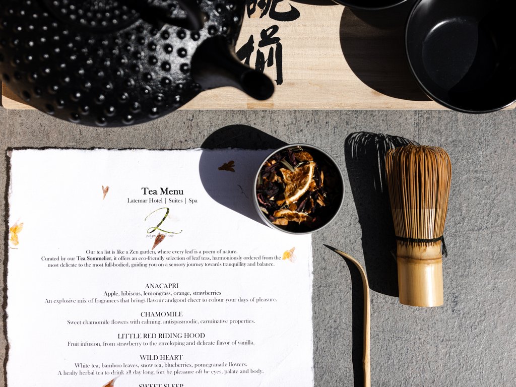 Val di Fassa e ciclabile: da ammirare dal cocktail & tea bar Menu tè con teiera, tazza nera e accessori per tè su tavolo grigio