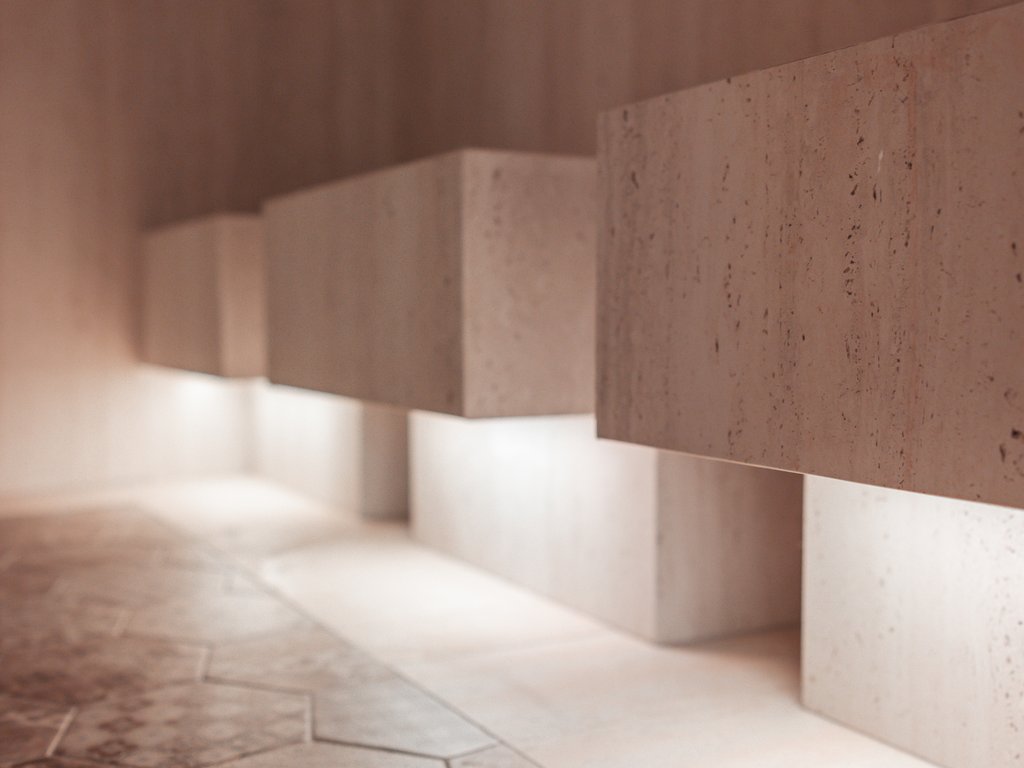 Al Latemar, dopo le passeggiate: relax nella Spa Oniro Lavabi sospesi in pietra con illuminazione soffusa su piastrelle esagonali decorative