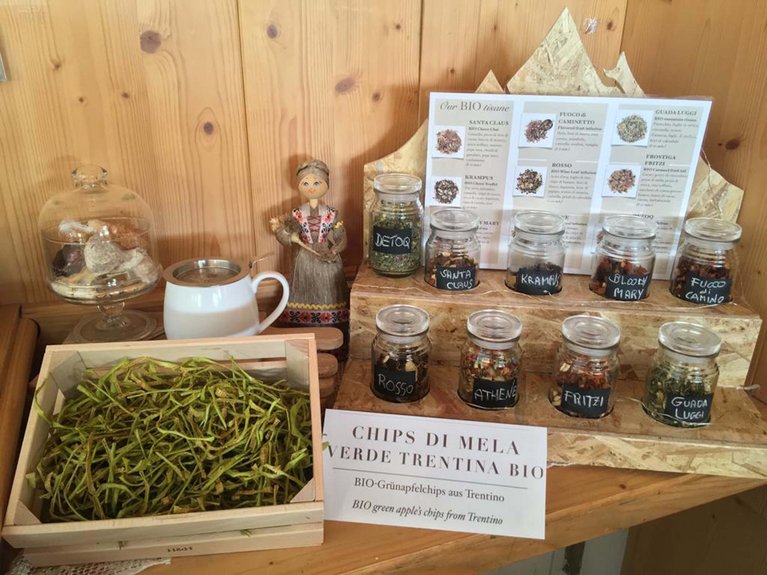I nostri fornitori di fiducia: solo prodotti di qualità! Esposizione di erbe aromatiche biologiche in barattoli di vetro e chips di mele verdi