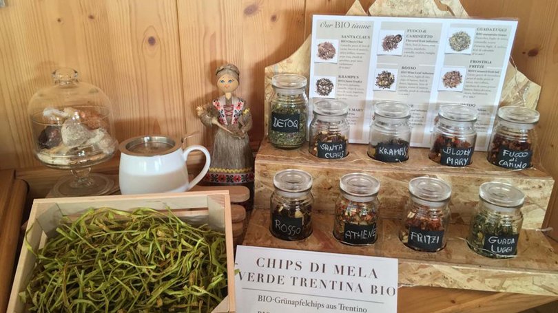 La pista ciclabile in Val di Fassa? C’è molto di più! Esposizione di erbe aromatiche biologiche in barattoli di vetro e chips di mele verdi