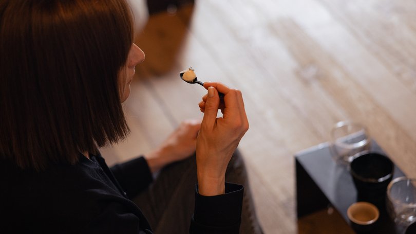 Escursioni da Moena e molto altro: il nostro programma Donna con capelli castani che tiene un cucchiaino con cibo davanti al viso