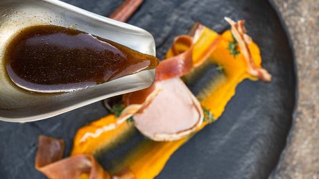 Meteo, Moena, Soraga, Latemar: tutto nella nostra gallery Salsa versata su piatto con purea arancione e carne decorata